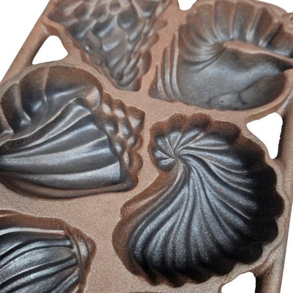 Vintage John Wright Cast Iron Seashell Pan Mold Muffin Cornbread Baking Dish - Picture 2 of 7